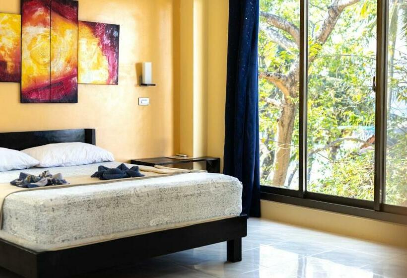 سوئیت با تخت بزرگ, Amami Beachfront Villa With Private Beach