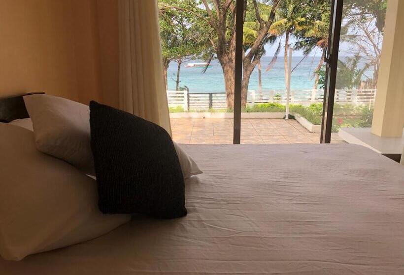 سوییت با چشمانداز دریا, Amami Beachfront Villa With Private Beach