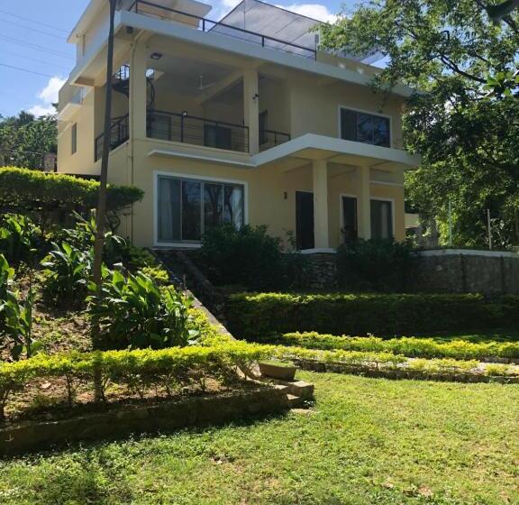 ویلای 1 خوابه, Amami Beachfront Villa With Private Beach