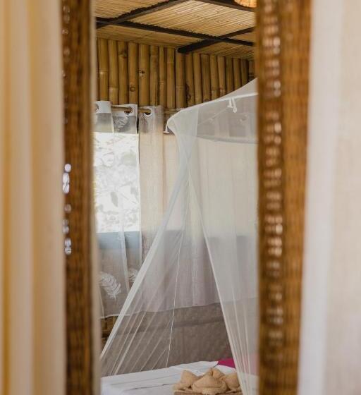 بانگلوی لوکس, Amami Beachfront Villa With Private Beach