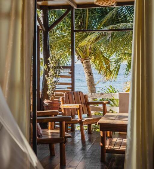 بانگلوی لوکس, Amami Beachfront Villa With Private Beach