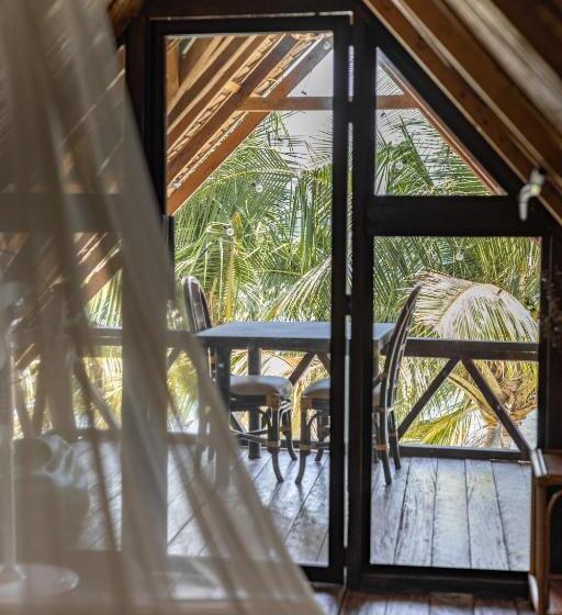 بانگلوی لوکس, Amami Beachfront Villa With Private Beach