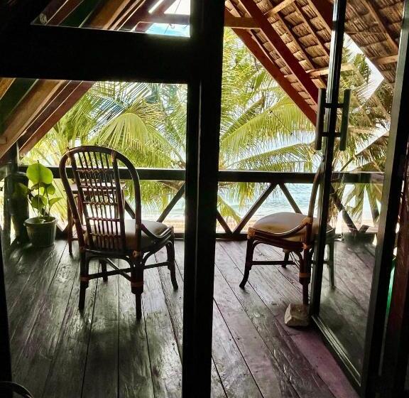 بانگلوی لوکس, Amami Beachfront Villa With Private Beach