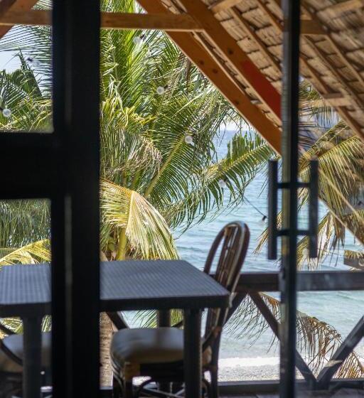 بانگلوی لوکس, Amami Beachfront Villa With Private Beach