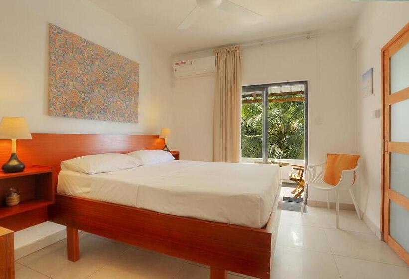 اتاق استاندارد با بالکن و چشمانداز دریا, Auberge Seafever