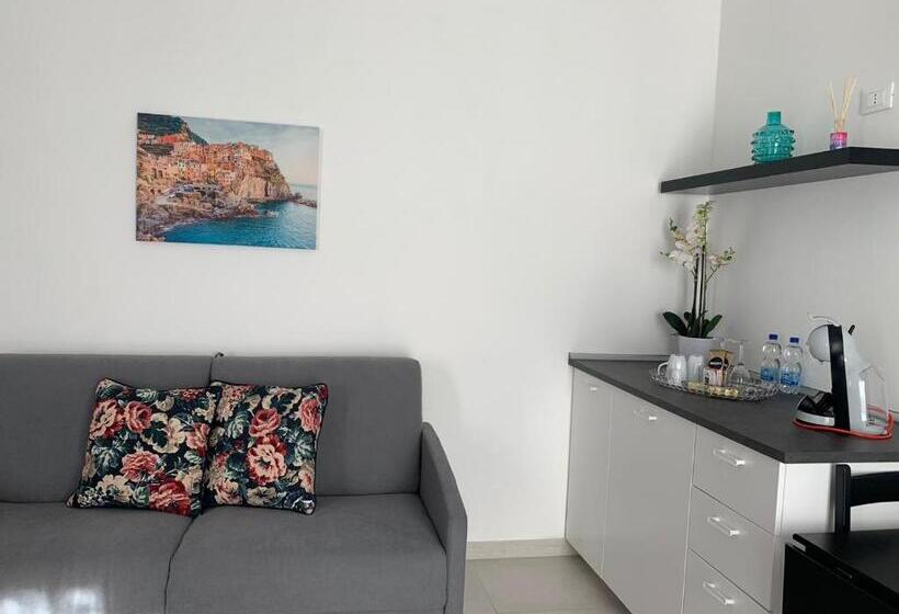 غرفة قياسية ثلاثية مزودة بشرفة, Sunset Rooms