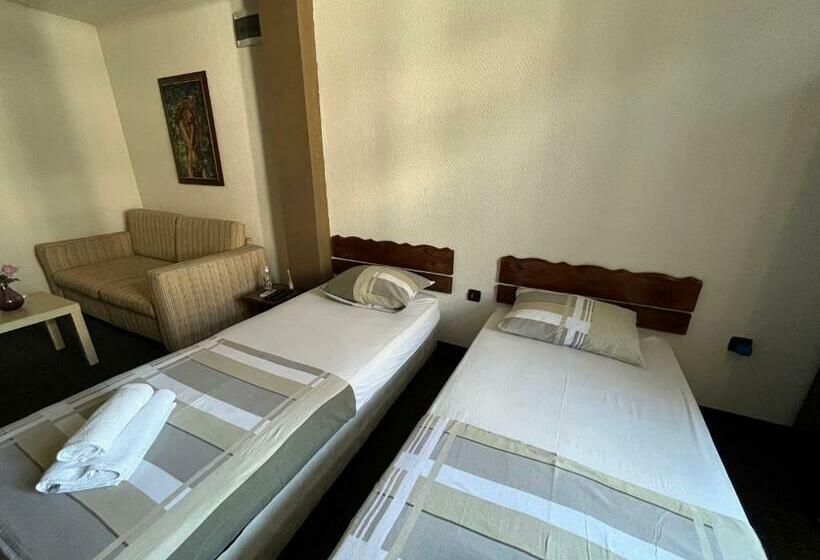 컴포트 트리플 룸, Vel House