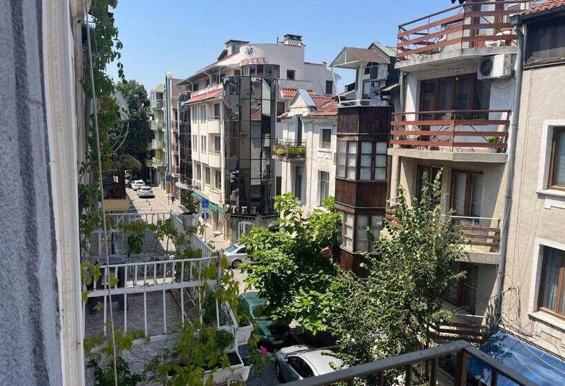 اتاق راحتی سه تخته, Vel House
