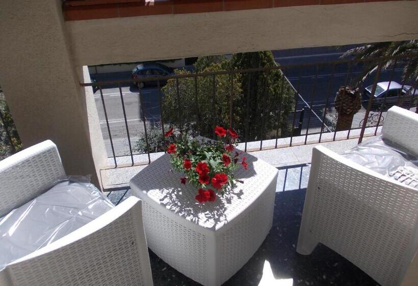 اتاق سهنفرۀ استاندارد با سرویس بهداشتی بیرون از اتاق, Domus Aurea