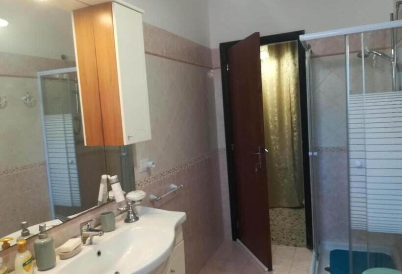 اتاق سه‌نفرۀ استاندارد با سرویس بهداشتی بیرون از اتاق, Domus Aurea