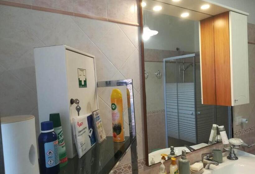 اتاق سهنفرۀ استاندارد با سرویس بهداشتی بیرون از اتاق, Domus Aurea