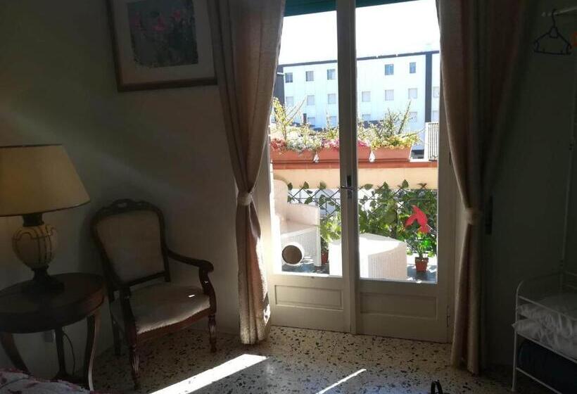 اتاق سهنفرۀ استاندارد با سرویس بهداشتی بیرون از اتاق, Domus Aurea