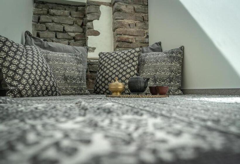 اتاق لوکس, Mai Ram Yoga House