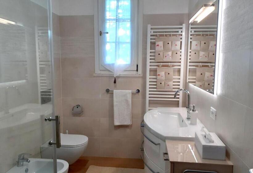 اتاق استاندارد سه تخته با چشمانداز باغ, Villa Bruna