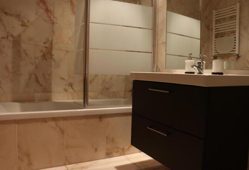 اتاق لوکس, Metro Heroismo Residence