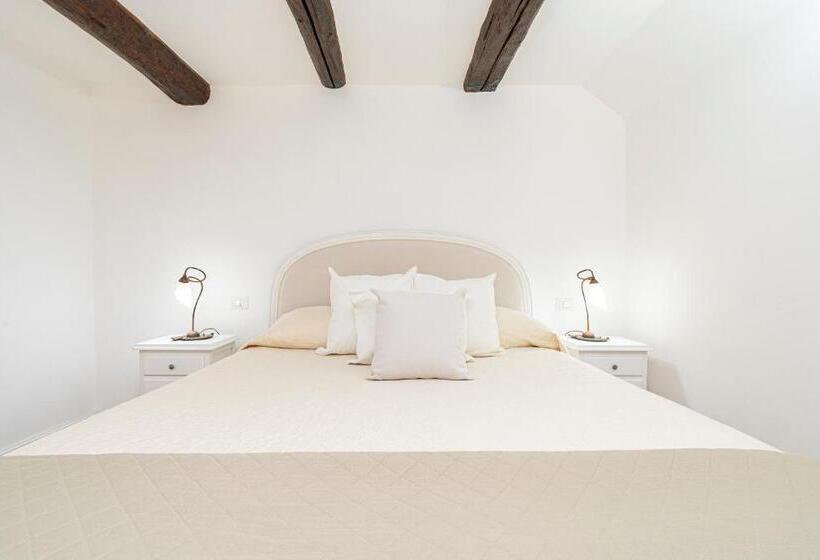 اتاق لوکس با تخت بزرگ, Napulitandream