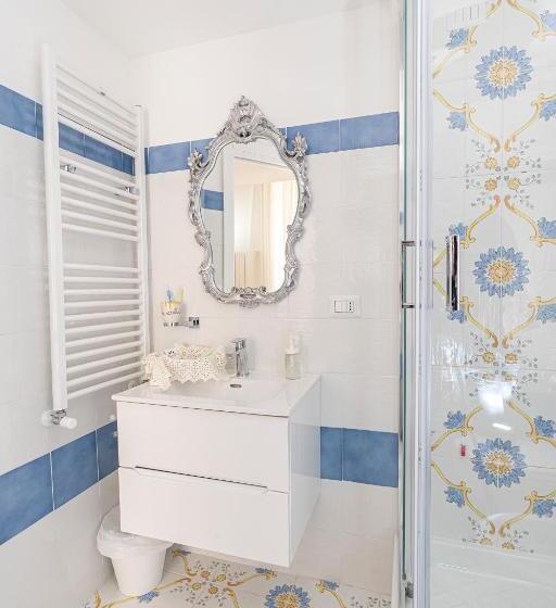 اتاق لوکس با تخت بزرگ, Napulitandream