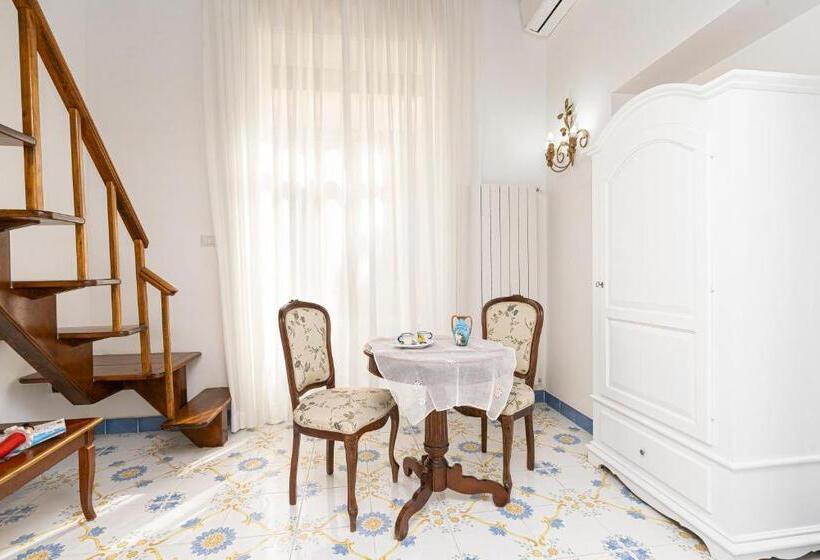 اتاق لوکس با تخت بزرگ, Napulitandream