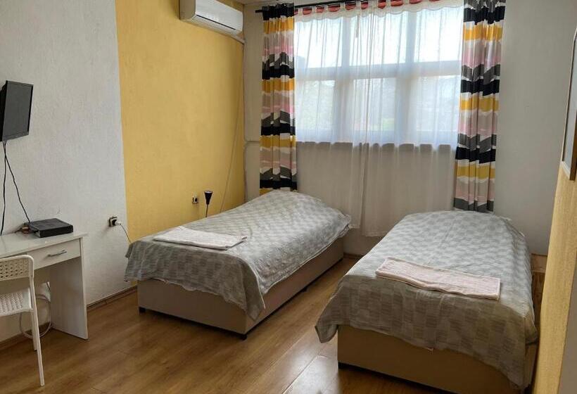 דירת שלושה חדרים, Oleander Rooms & Apartment