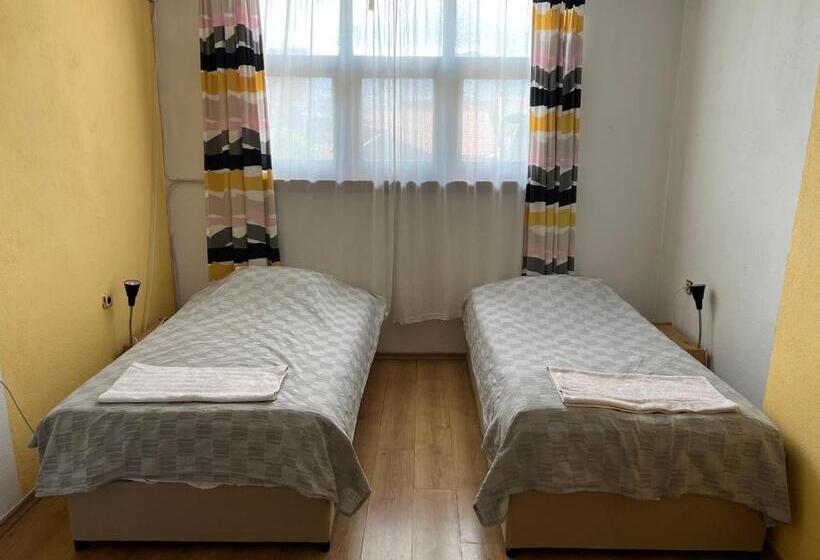 דירת שלושה חדרים, Oleander Rooms & Apartment