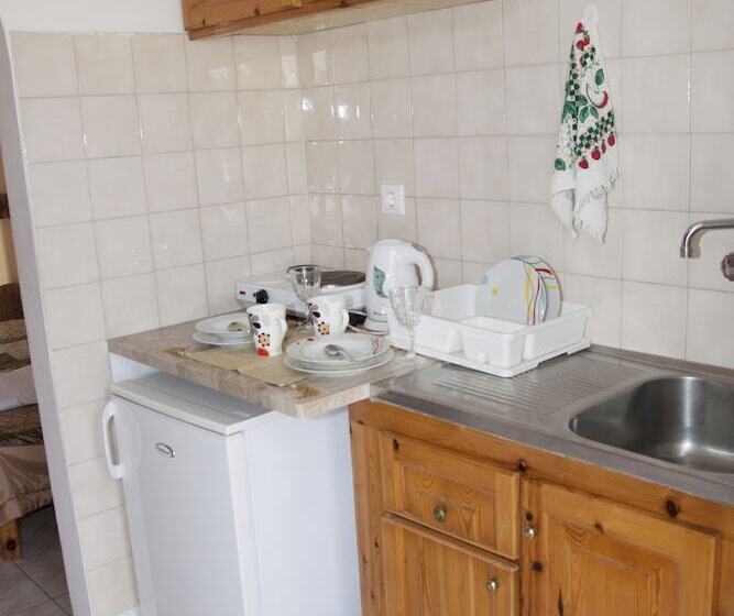 スタンダードトリプルルーム, Archodia Studios