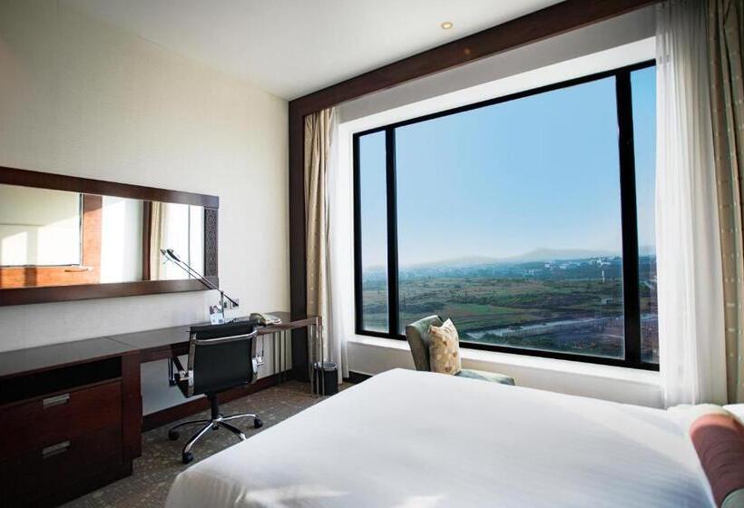 标准间带游泳池, Courtyard By Marriott Pune Chakan