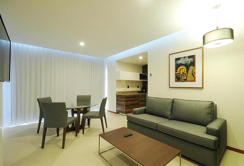 מיטת קינג בסוויטה, Holiday Inn Express Puerto Vallarta, An Ihg