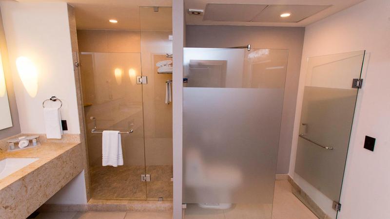 מיטת קינג בסוויטה, Holiday Inn Express Puerto Vallarta, An Ihg