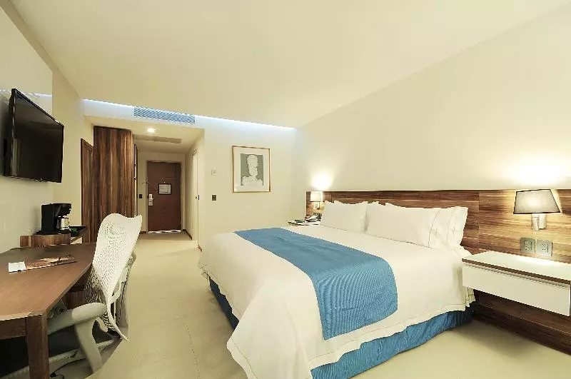 キングサイズベッドのスタンダードルーム, Holiday Inn Express Puerto Vallarta, An Ihg