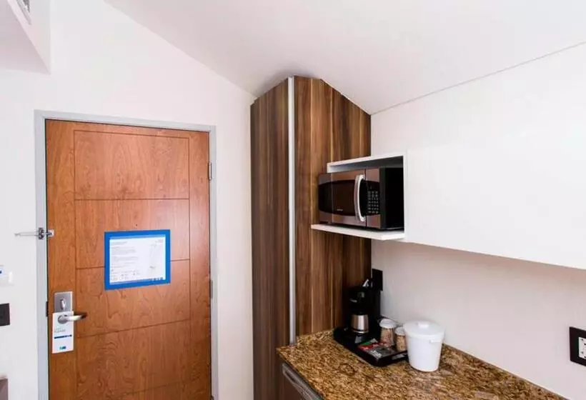 キングサイズベッドのスイートルーム, Holiday Inn Express Puerto Vallarta, An Ihg