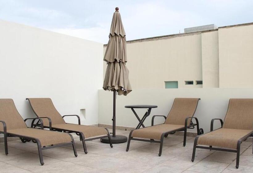 מיטת קינג בסוויטה, Holiday Inn Express Puerto Vallarta, An Ihg