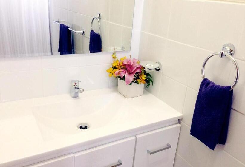 استودیوی استاندارد, Paradise Court Holiday Units