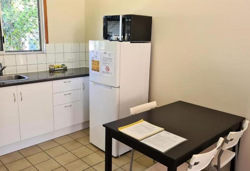 استودیوی استاندارد, Paradise Court Holiday Units