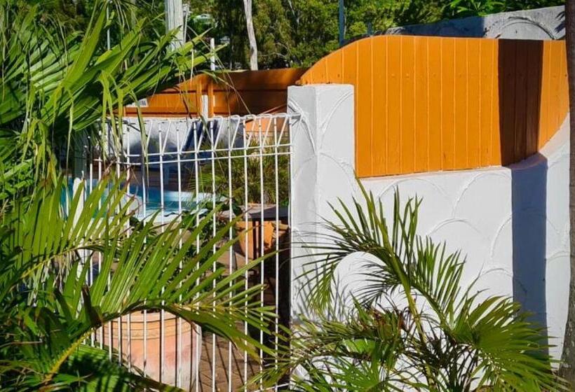 استودیوی استاندارد, Paradise Court Holiday Units