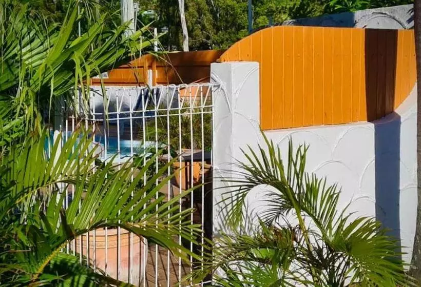 استودیوی استاندارد, Paradise Court Holiday Units