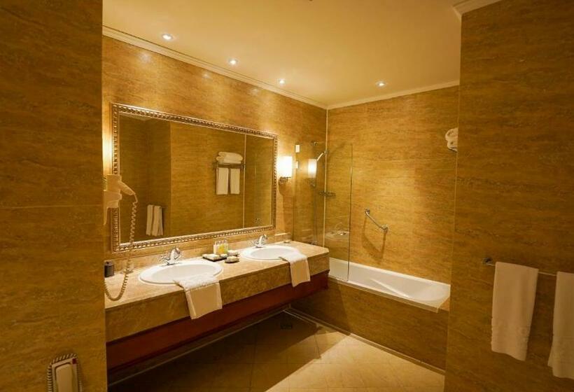 اتاق سه نفره دلوکس با چشمانداز دریا, Baron Palace Sahl Hasheesh