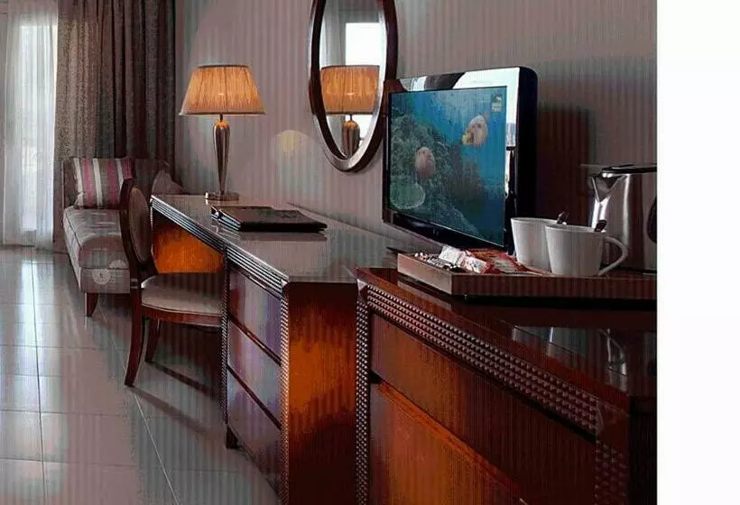 اتاق سه نفره دلوکس با چشم‌انداز دریا, Baron Palace Sahl Hasheesh