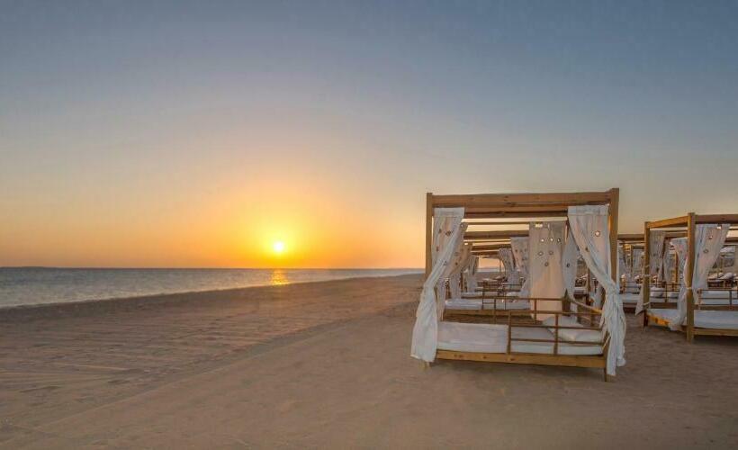 اتاق لوکس با چشم‌انداز دریا, Baron Palace Sahl Hasheesh