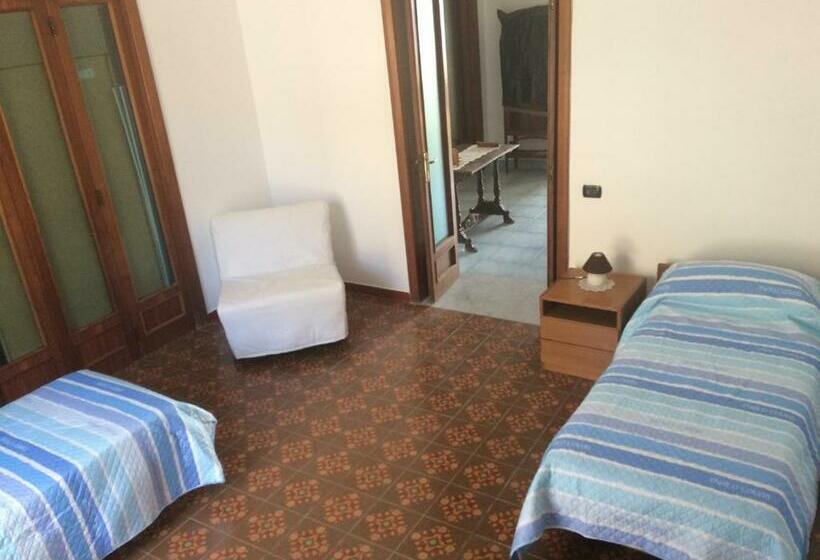 Номер Стандарт, The Reef House