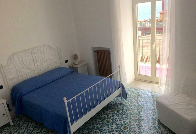 Номер Стандарт, The Reef House