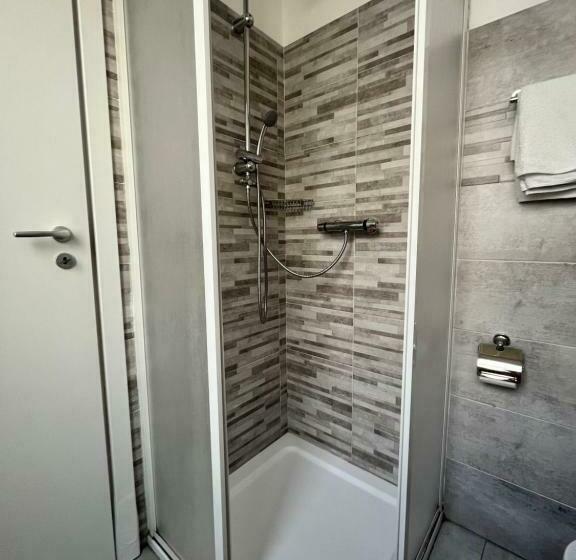 غرفة قياسية رباعية, Alla Fontanella