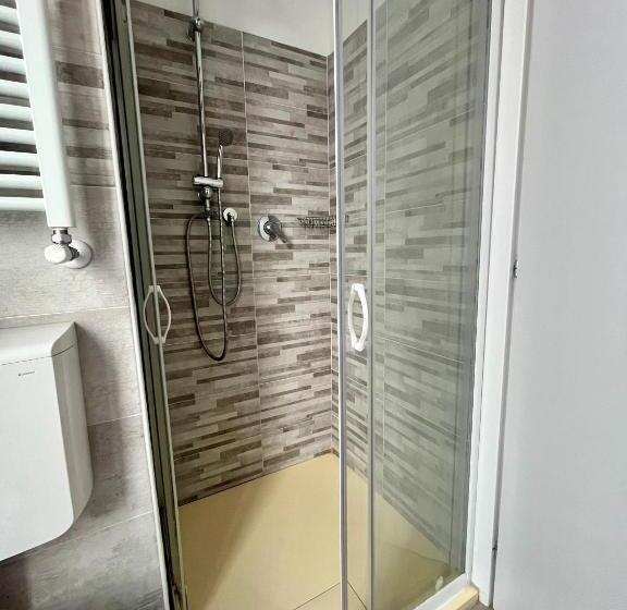 غرفة قياسية ثلاثية, Alla Fontanella