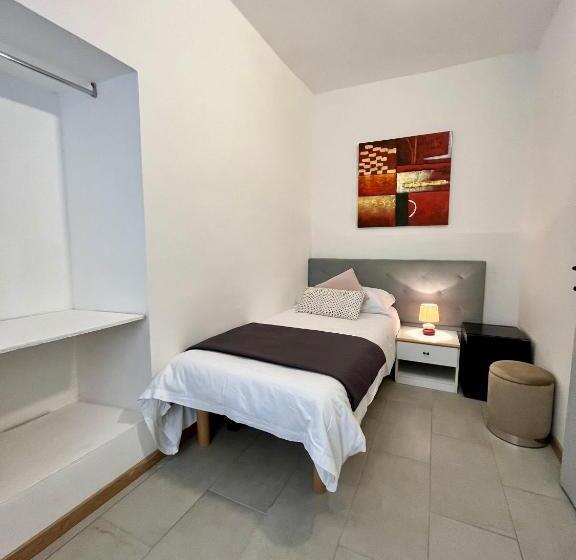 غرفة قياسية فردية, Alla Fontanella