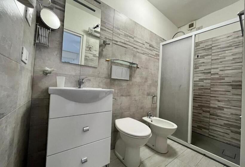 غرفة قياسية مزوَّدة بشُرفة, Alla Fontanella