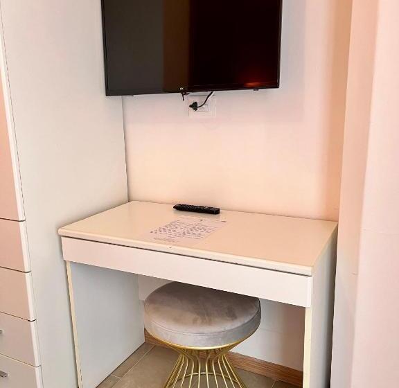 غرفة قياسية مزوَّدة بشُرفة, Alla Fontanella