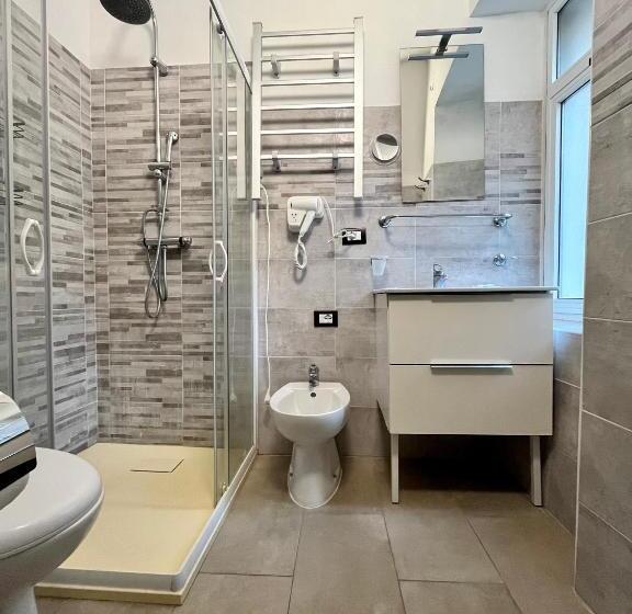 غرفة قياسية ثلاثية مزودة بشرفة, Alla Fontanella