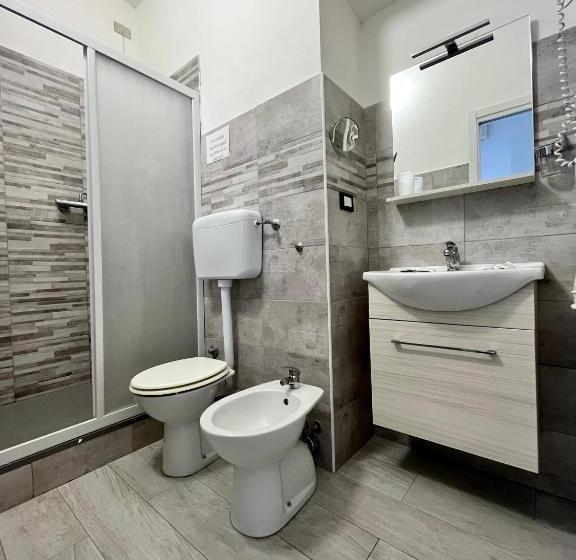 غرفة قياسية ثلاثية مزودة بشرفة, Alla Fontanella