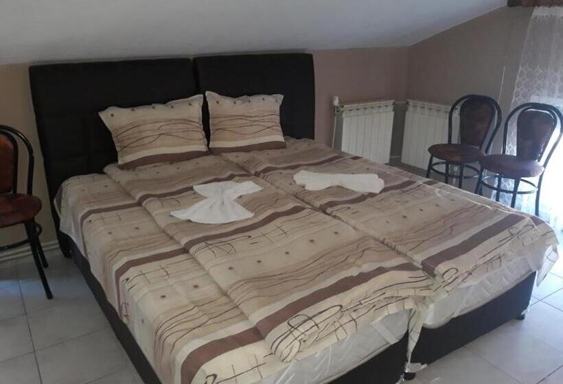 غرفة قياسية ثلاثية حمام مشترك, къща за гости чекичев