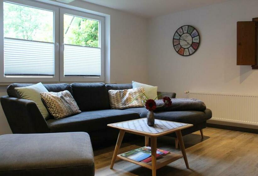 شقة غرفة واحدة ذات إطلالة, Ferienwohnung & Gästezimmer Schrichten