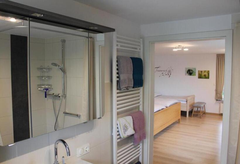 شقة غرفة واحدة ذات إطلالة, Ferienwohnung & Gästezimmer Schrichten